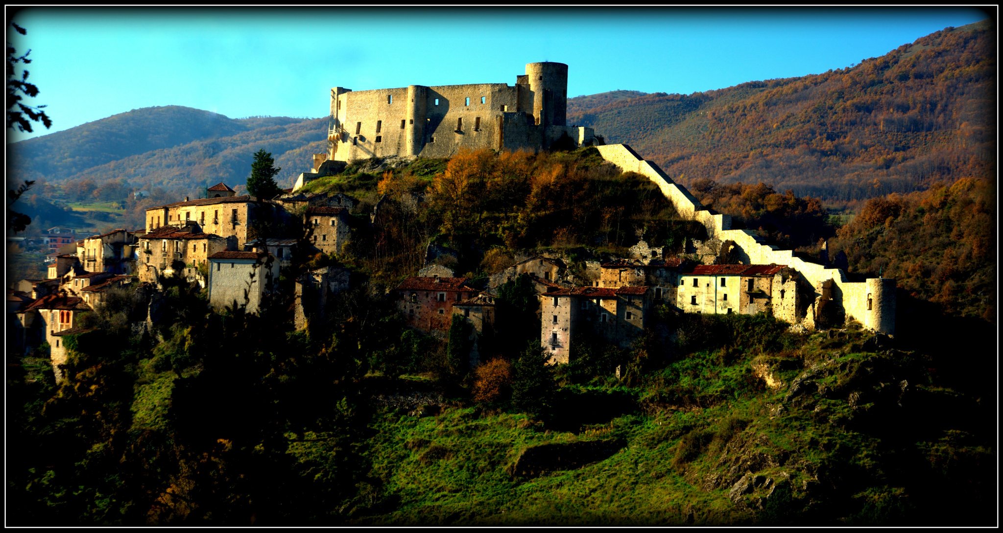 CASTELLO CARACCIOLO E BORGO MEDIEVALE 