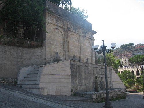 FONTANA DEI TRE CANALI MESORACA KR