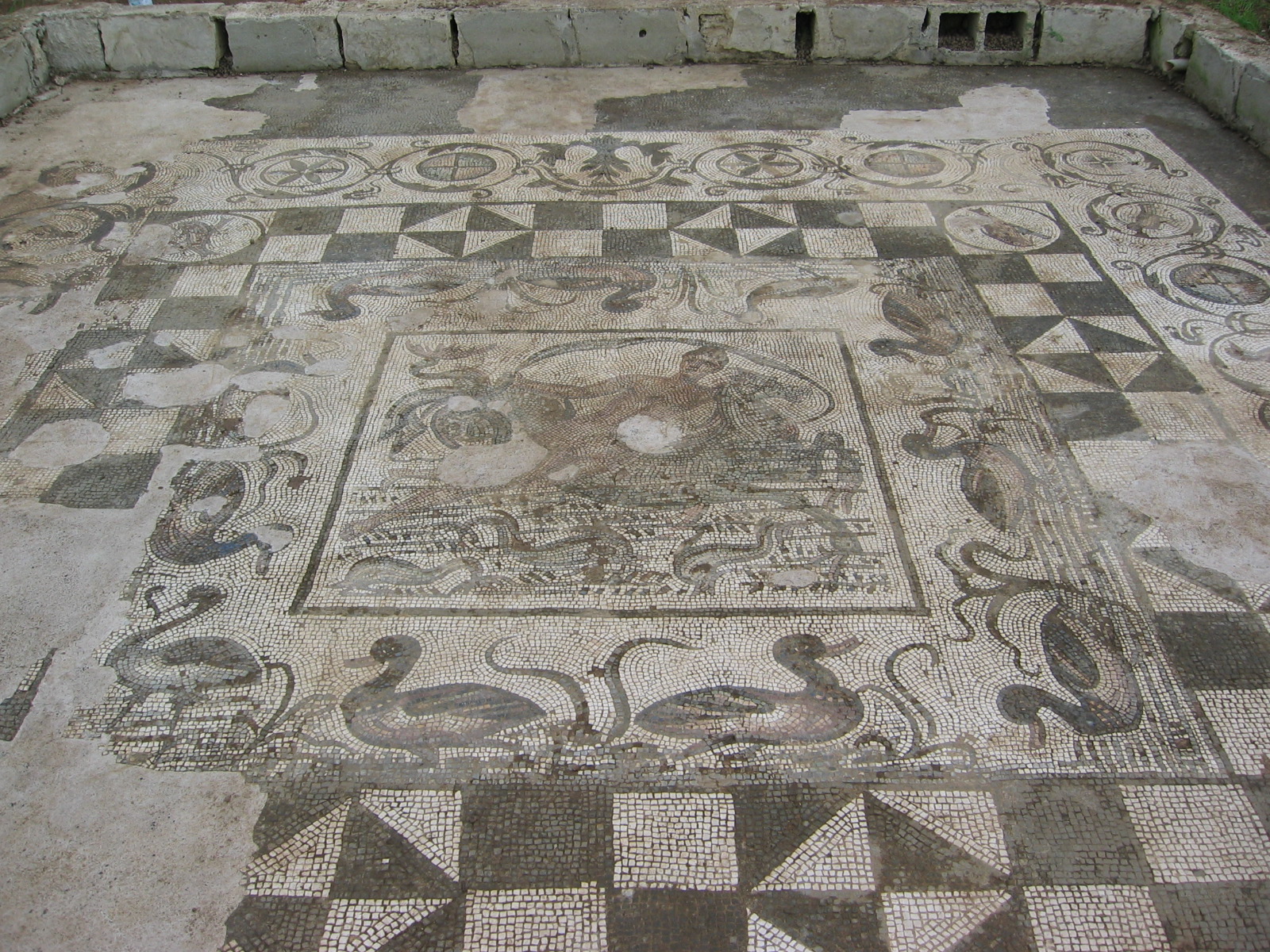 QUARTIERE ROMANO: LE TERME, LE DOMUS, I MOSAICI