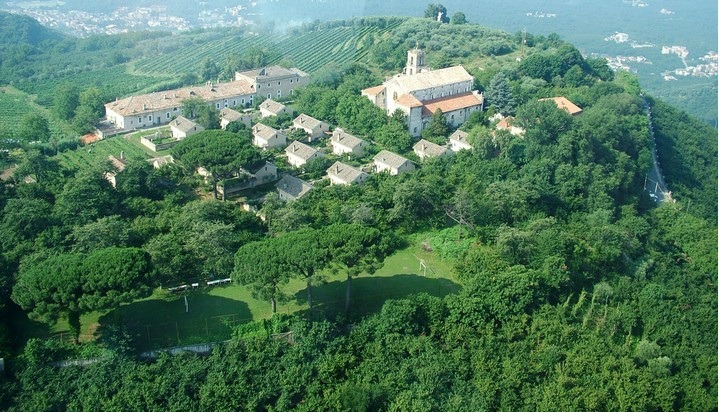 Visciano, celebrato l’anniversario sacerdotale di Padre Arturo D’Onofrio. Domani la Via Crucis all’Eremo dei Camaldoli