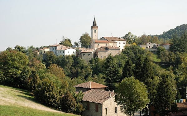 BORGO CASTELLO DI SAMONE E LA SALA DEGLI STEMMI