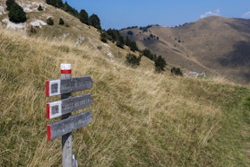 Cartelli sulla Via degli Eroi presso Monte Fontana Secca