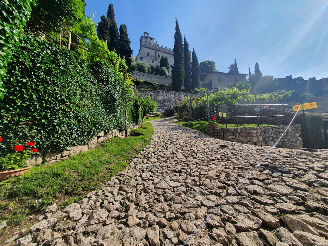 Dentro e fuori le mura: scopri il Castello di Avio Dentro e fuori le mura: scopri il Castello di Avio