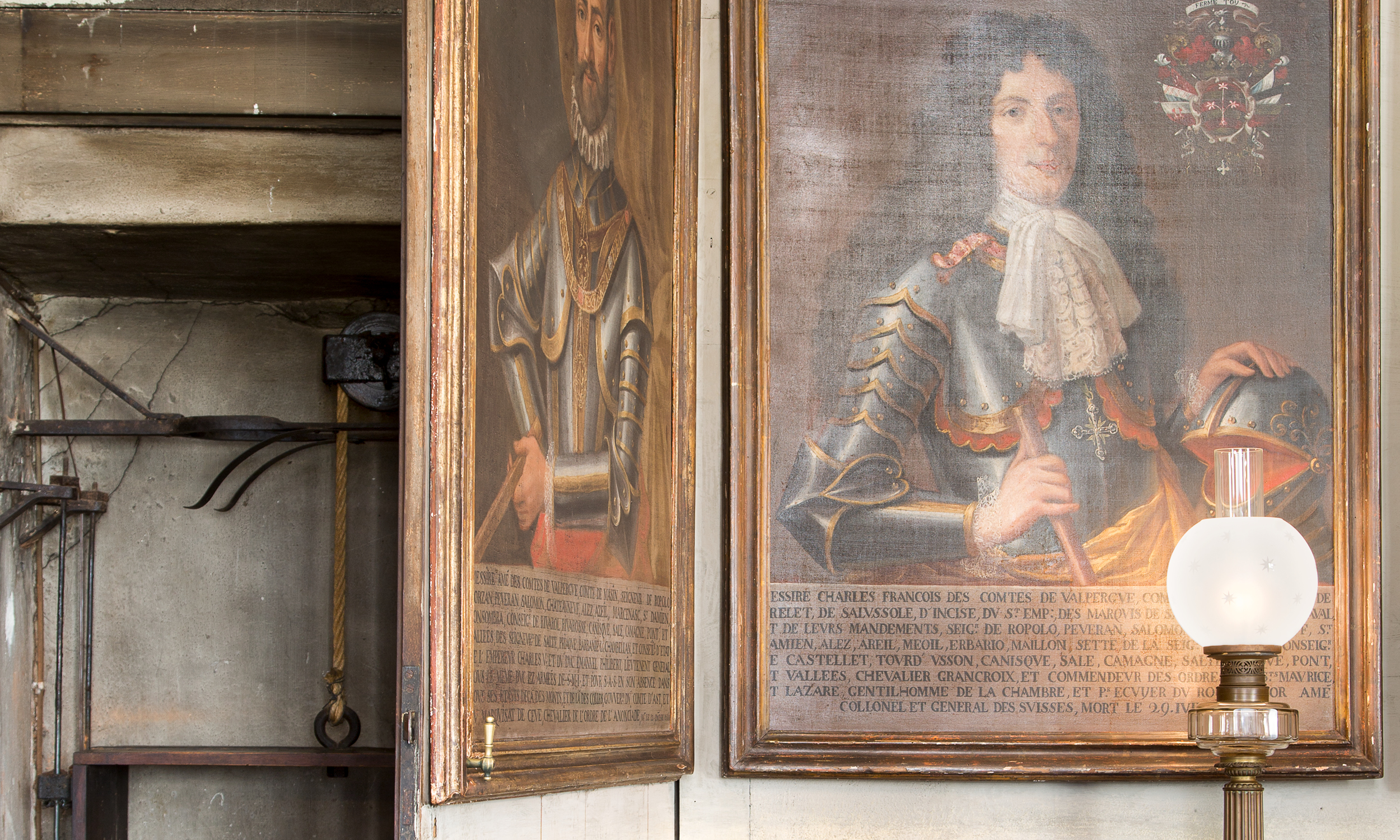 Dietro le porte dentro i cassetti