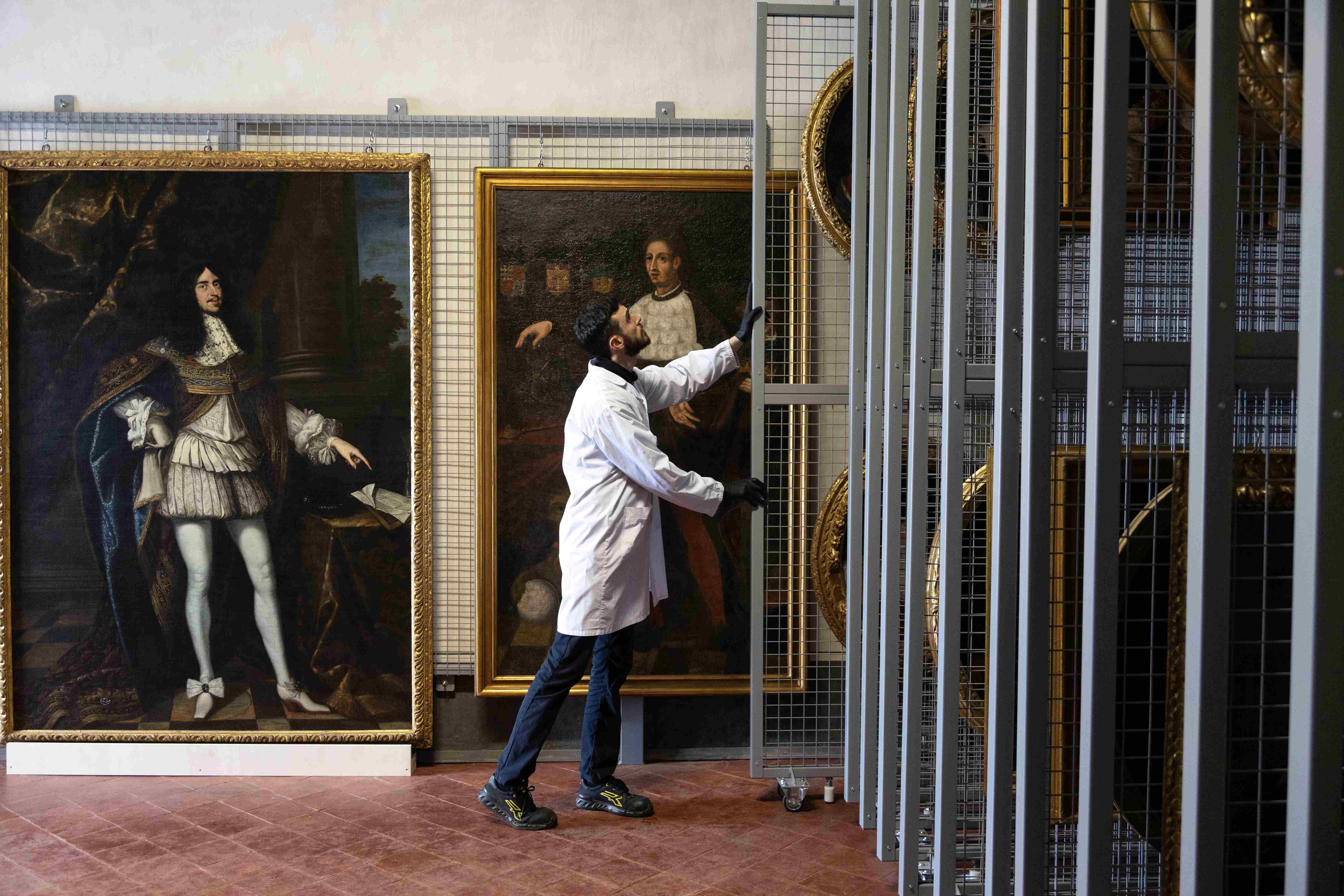 Dietro le quinte: il deposito e la Quadreria del Salone dei Savoia