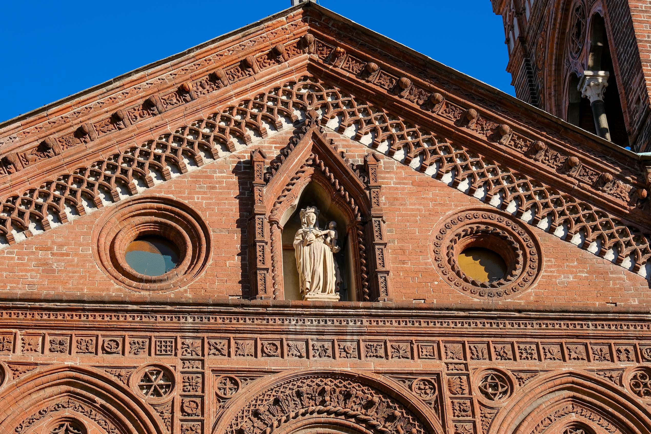 La Chiesa di Santa Maria in Strada, il suo ricco apparato decorativo in cotto e il ciclo di affreschi tardo trecenteschi