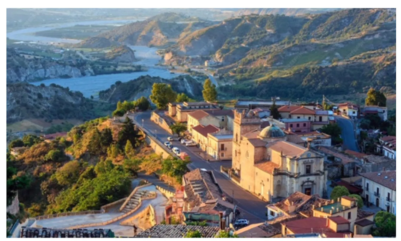 La Calabria tra la Sila e il Pollino. Alla scoperta di itinerari sorprendenti tra natura e cultura La Calabria tra la Sila e il Pollino. Alla scoperta di itinerari sorprendenti tra natura e cultura