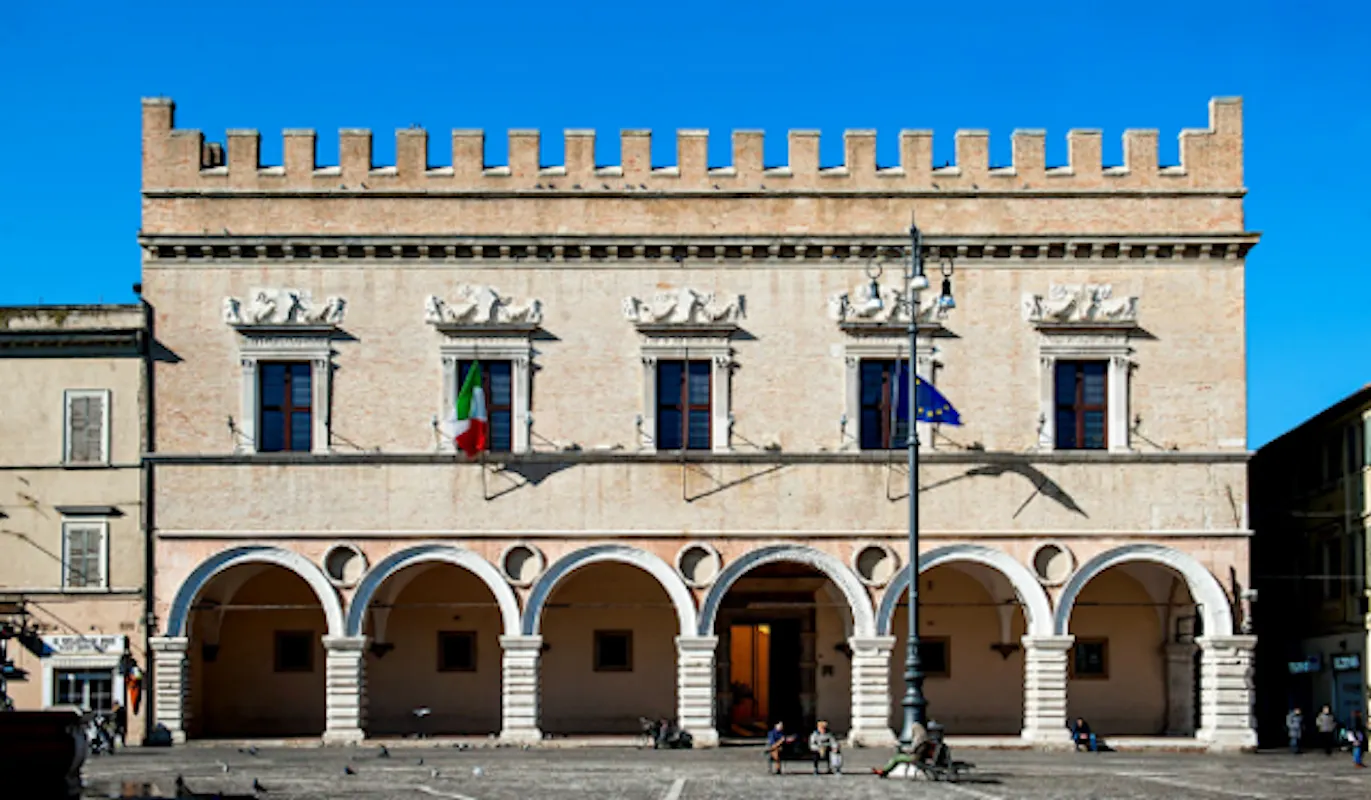 VIAGGIO NELLE MARCHE: terra di dolci colline, storia antica e arte VIAGGIO NELLE MARCHE: terra di dolci colline, storia antica e arte