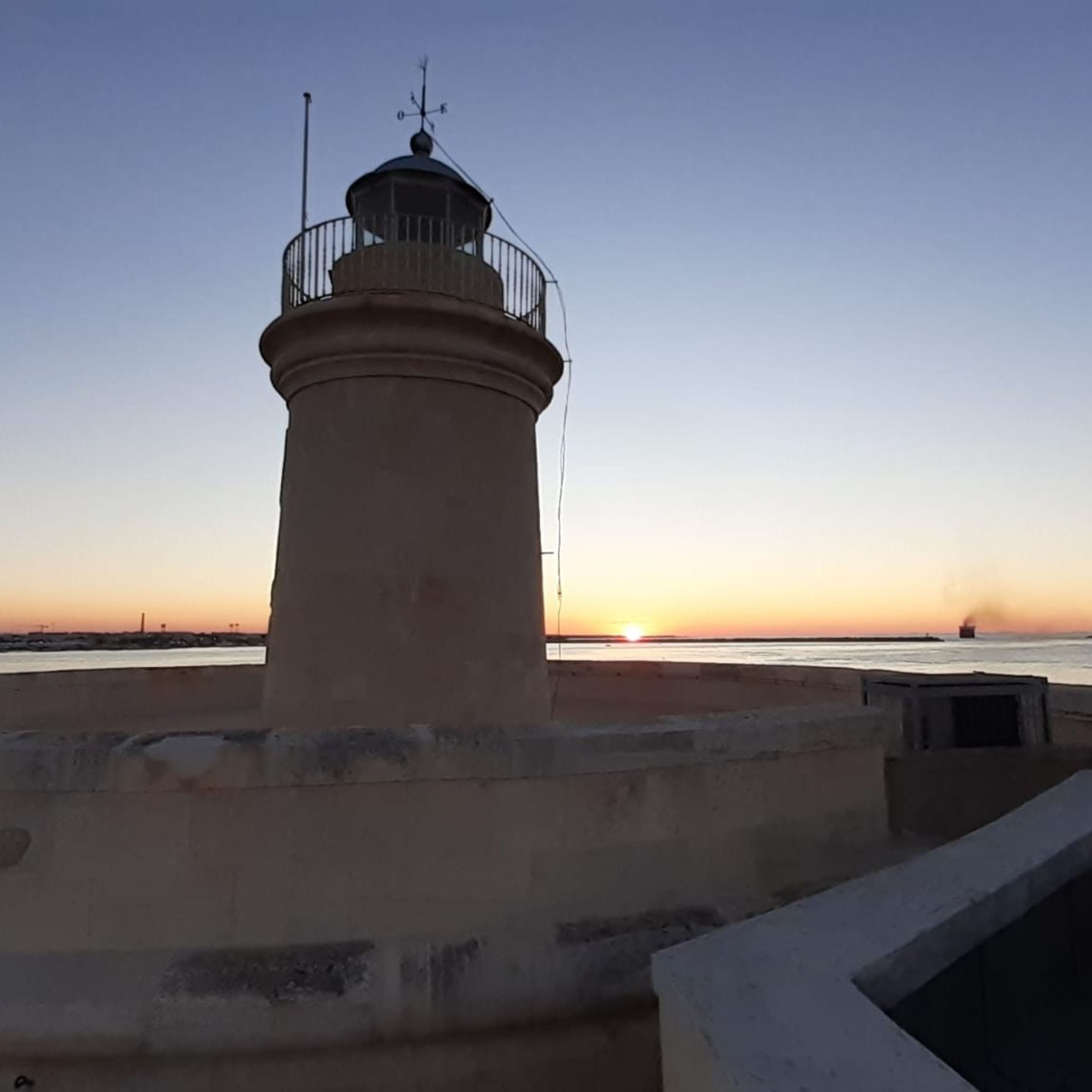 Visita al Faro borbonico e aperitivo al tramonto