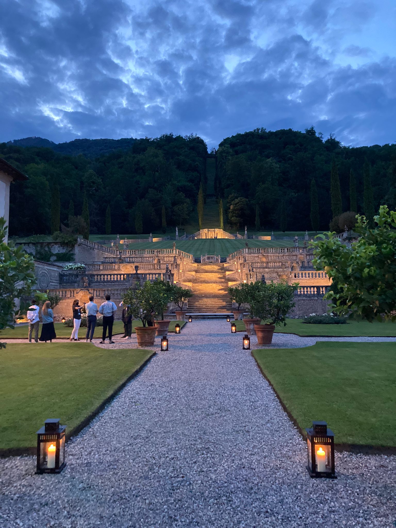 FAI UN GIRO IN VILLA, DI SERA!