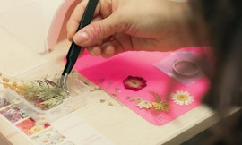 Laboratorio di gioielli botanici con fiori veri della Sila