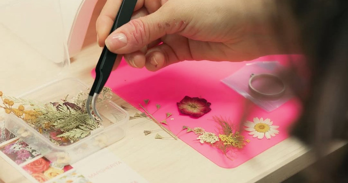 Laboratorio di gioielli botanici con fiori veri della Sila