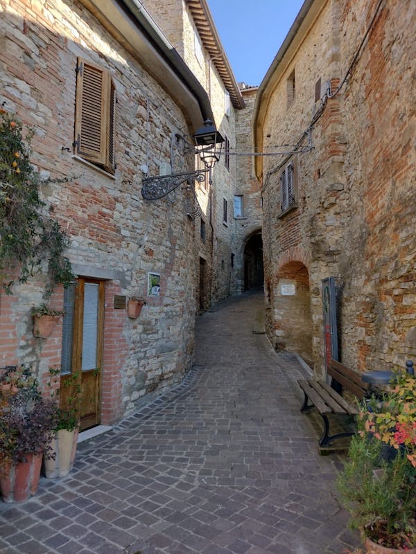 Un itinerario tra natura, storia e architettura Un itinerario tra natura, storia e architettura