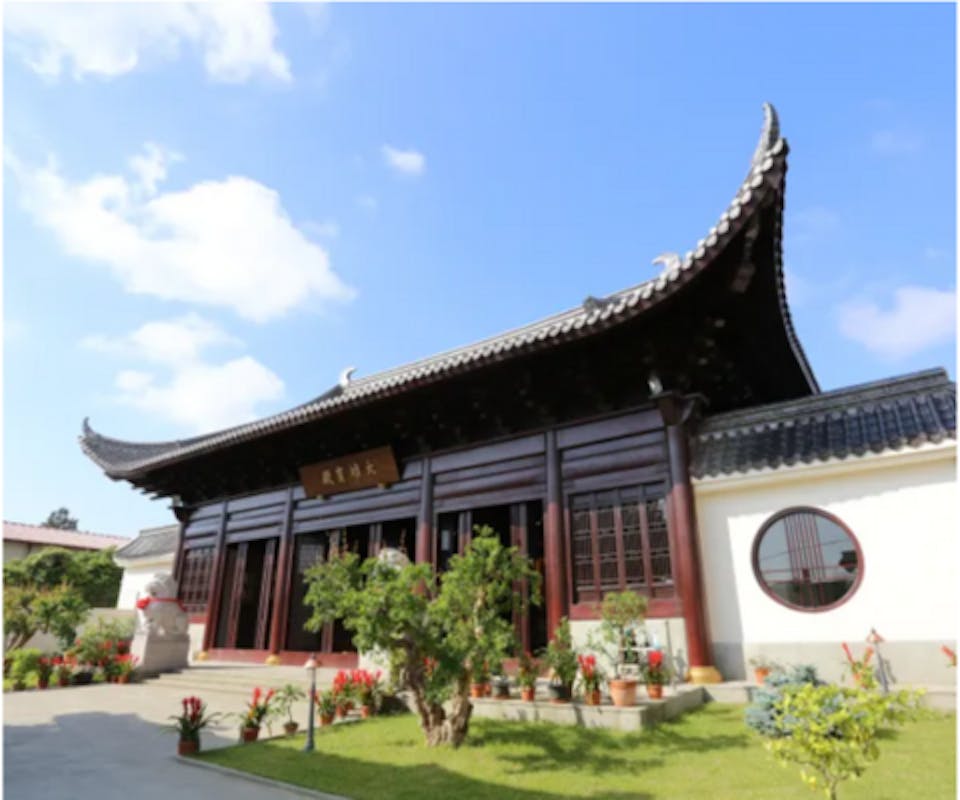 TEMPO AL TEMPIO. MONASTERO BUDDHISTA HUA YI SI TEMPO AL TEMPIO. MONASTERO BUDDHISTA HUA YI SI