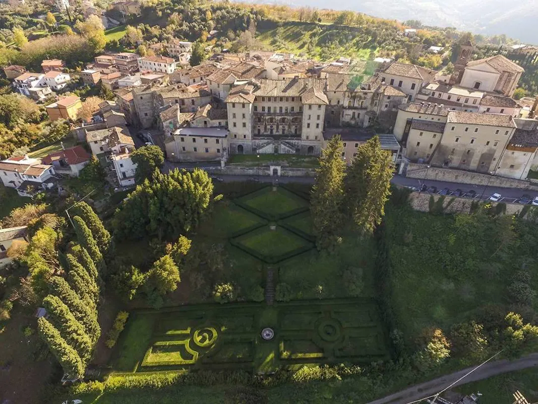 Il Palazzo Salustri Galli, il suo giardino all’italiana e il Museo dell’Olio Il Palazzo Salustri Galli, il suo giardino all’italiana e il Museo dell’Olio