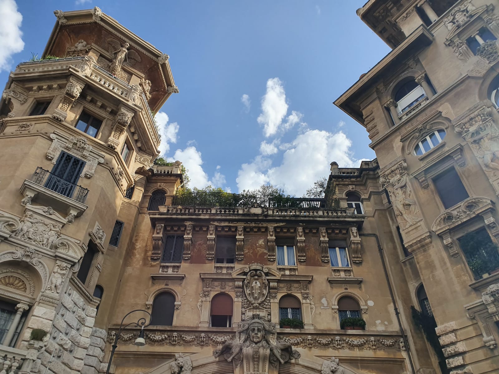 Oltre la facciata: passeggiata al quartiere Coppedè