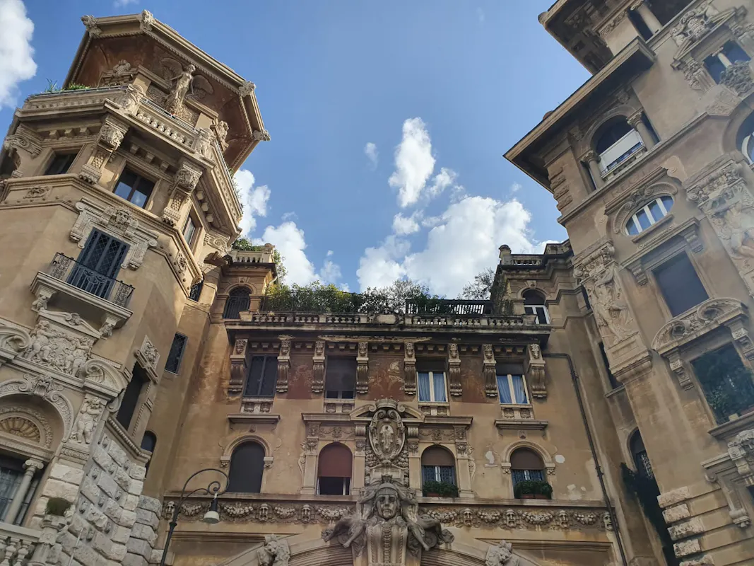 Oltre la facciata: passeggiata al quartiere Coppedè Oltre la facciata: passeggiata al quartiere Coppedè