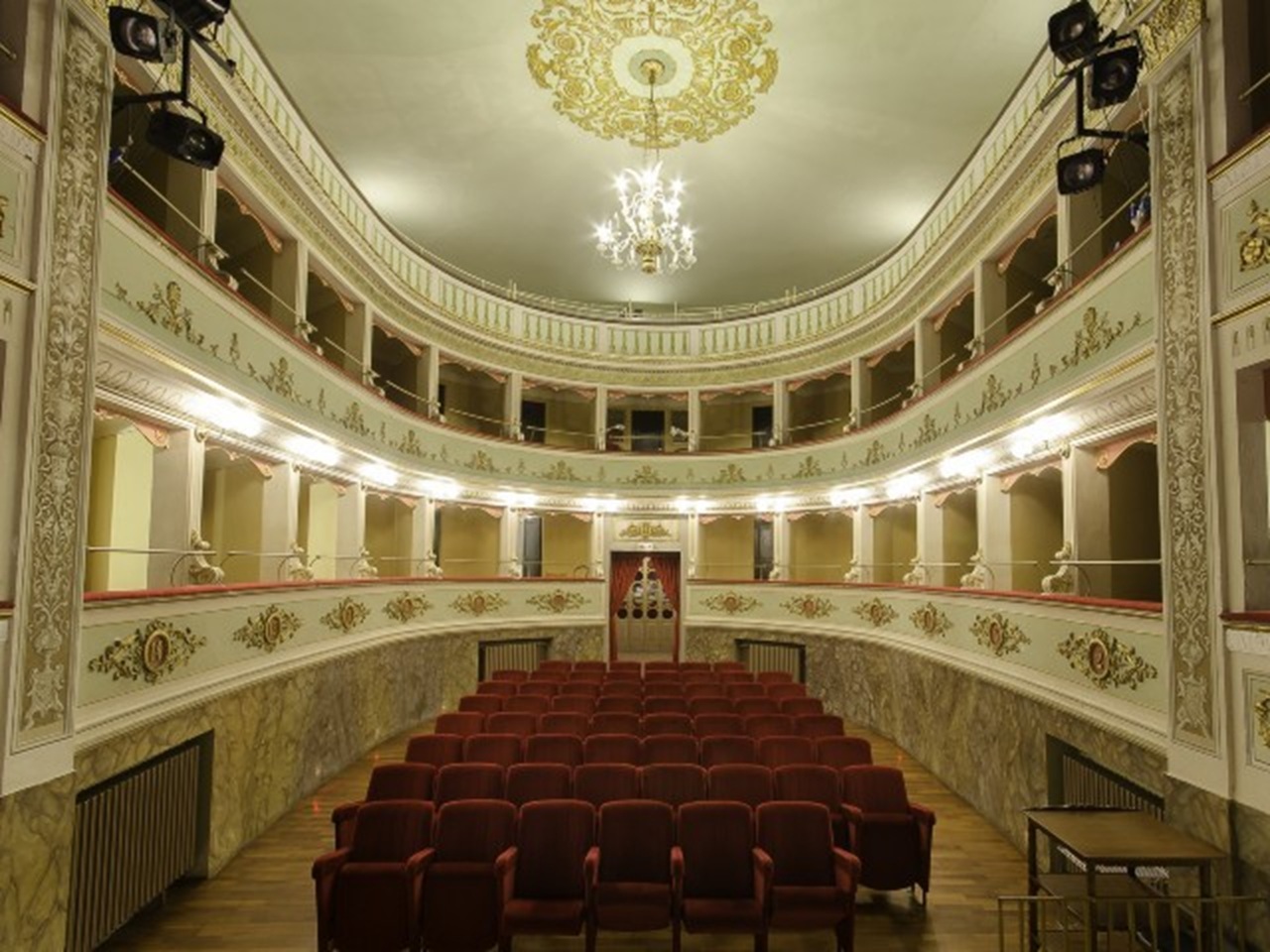 Lo Spazio Teatrale tra Architettura, Scenografia e Tipicità