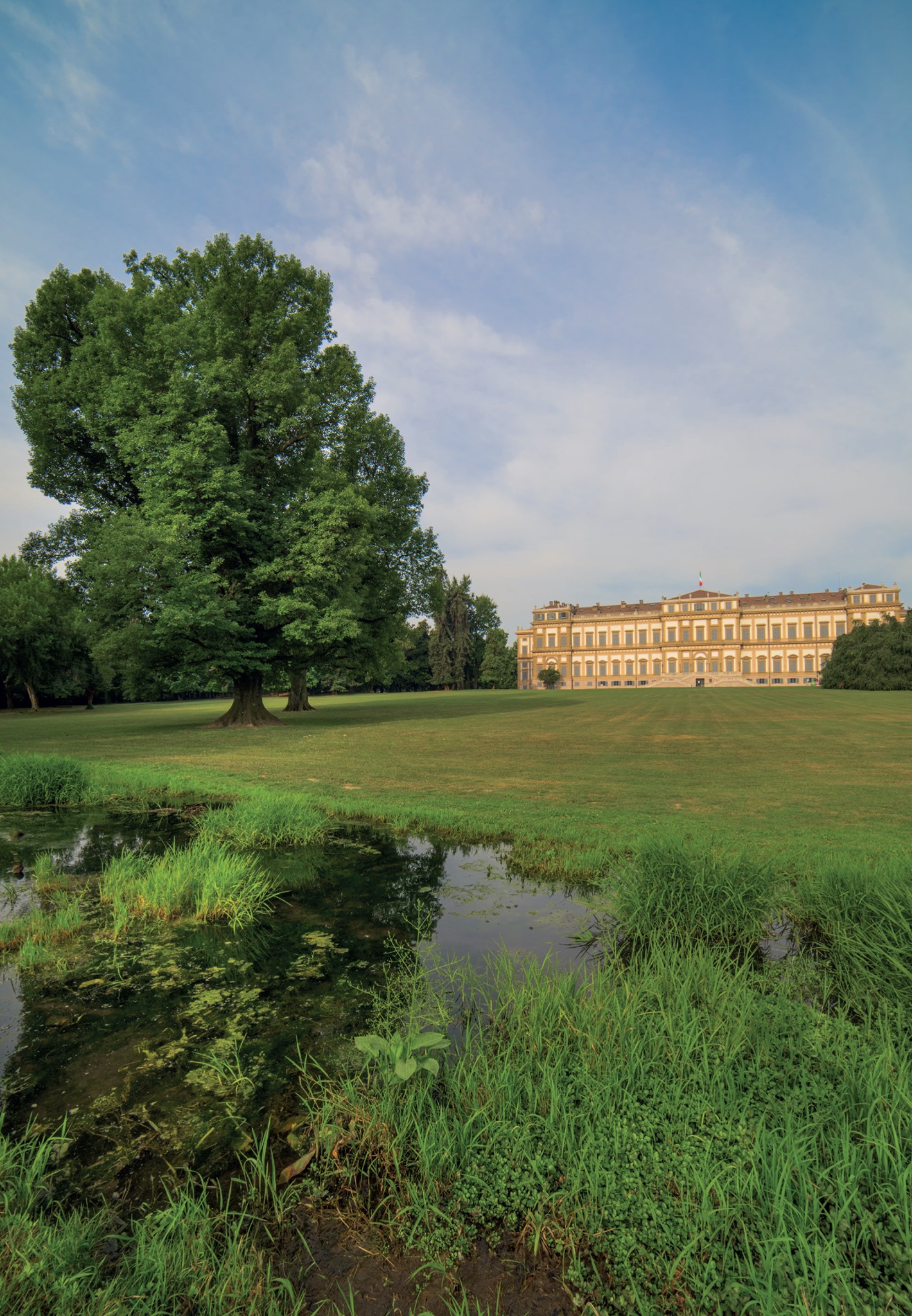 Giardini di  Villa Reale Monza paesaggio, grandi giardinieri e alberi monumentali