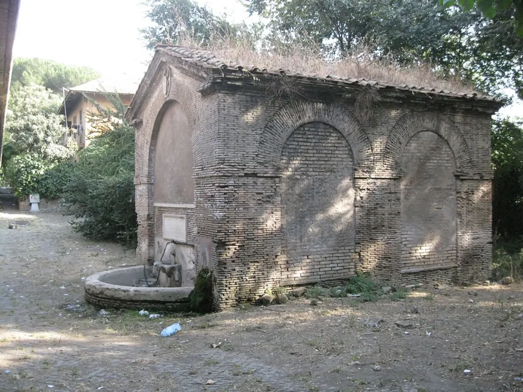 FONTANILE DI PIO IX LUNGO LA VIA TRIONFALE FONTANILE DI PIO IX LUNGO LA VIA TRIONFALE