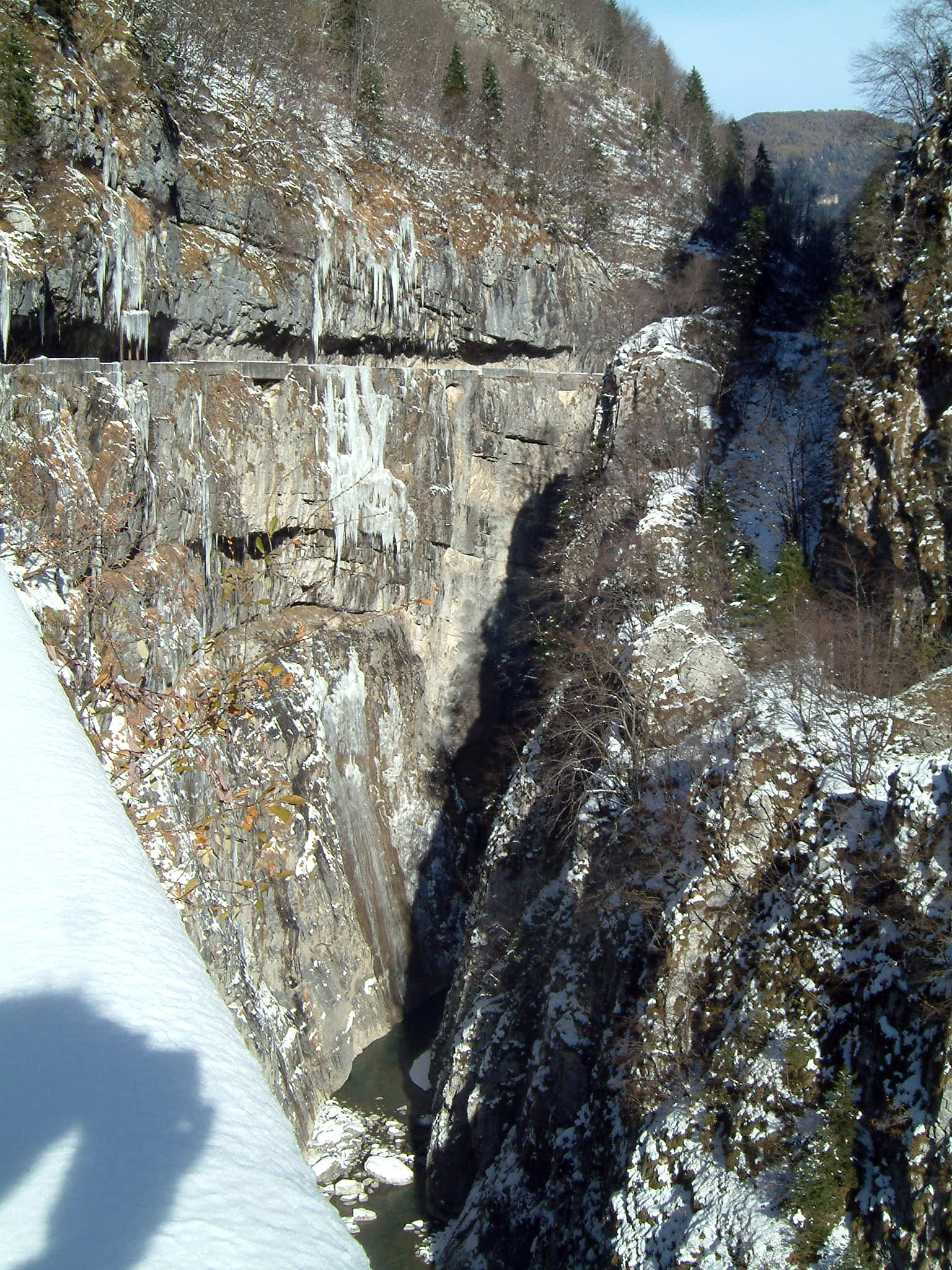 VIA MALA IN VAL DI SCALVE - STRADA DISMESSA SCAVATA NELLA ROCCIA SULLA FORRA DEL FIUME DEZZO -
