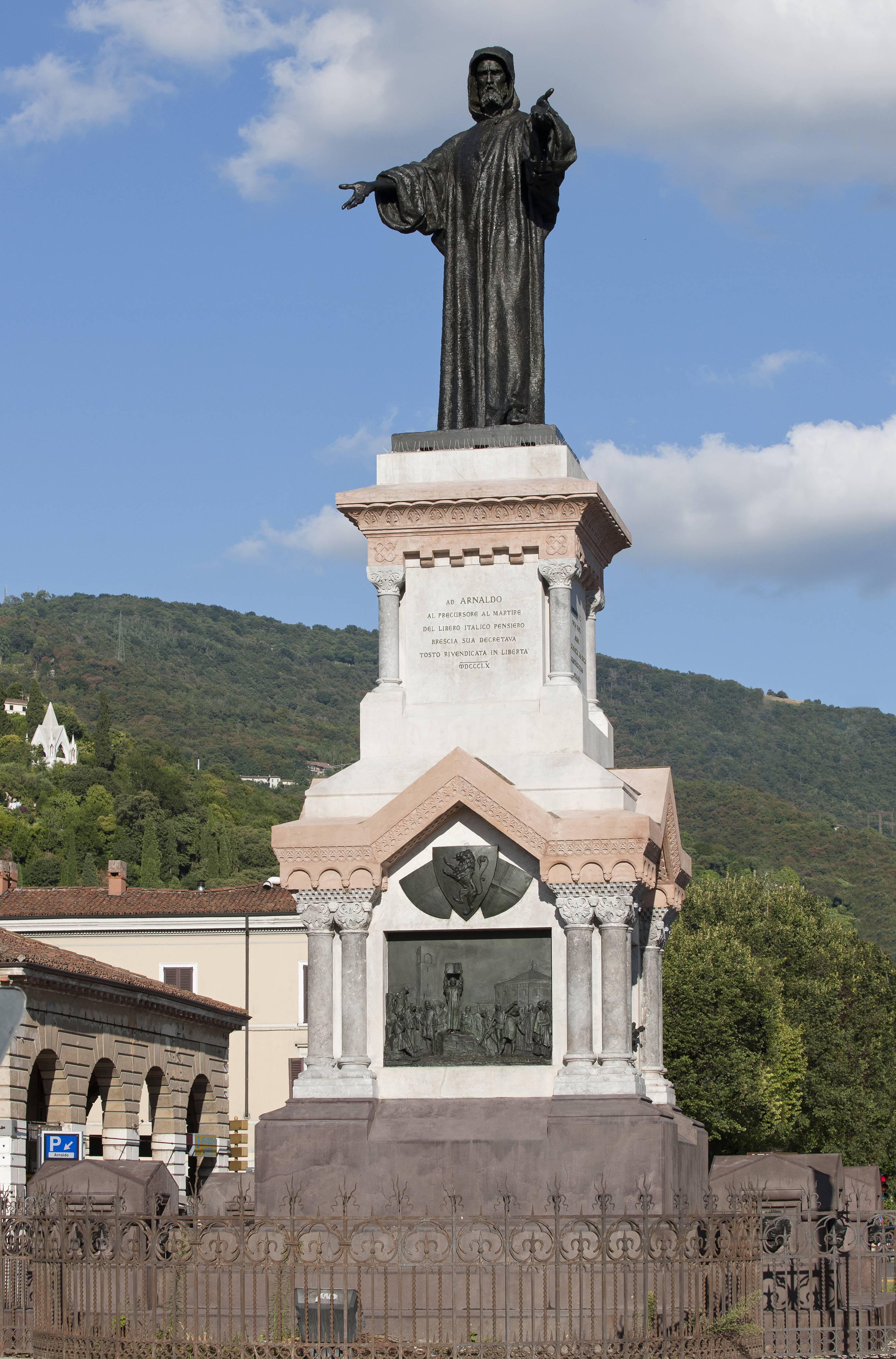 MONUMENTO A ARNALDO DA BRESCIA