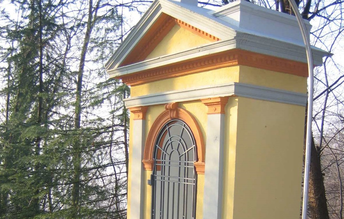 SANTUARIO MADONNA DELLA NEVE CON PERCORSO DELLE 13 CAPPELLE DEI MISTERI DEL ROSARIO 