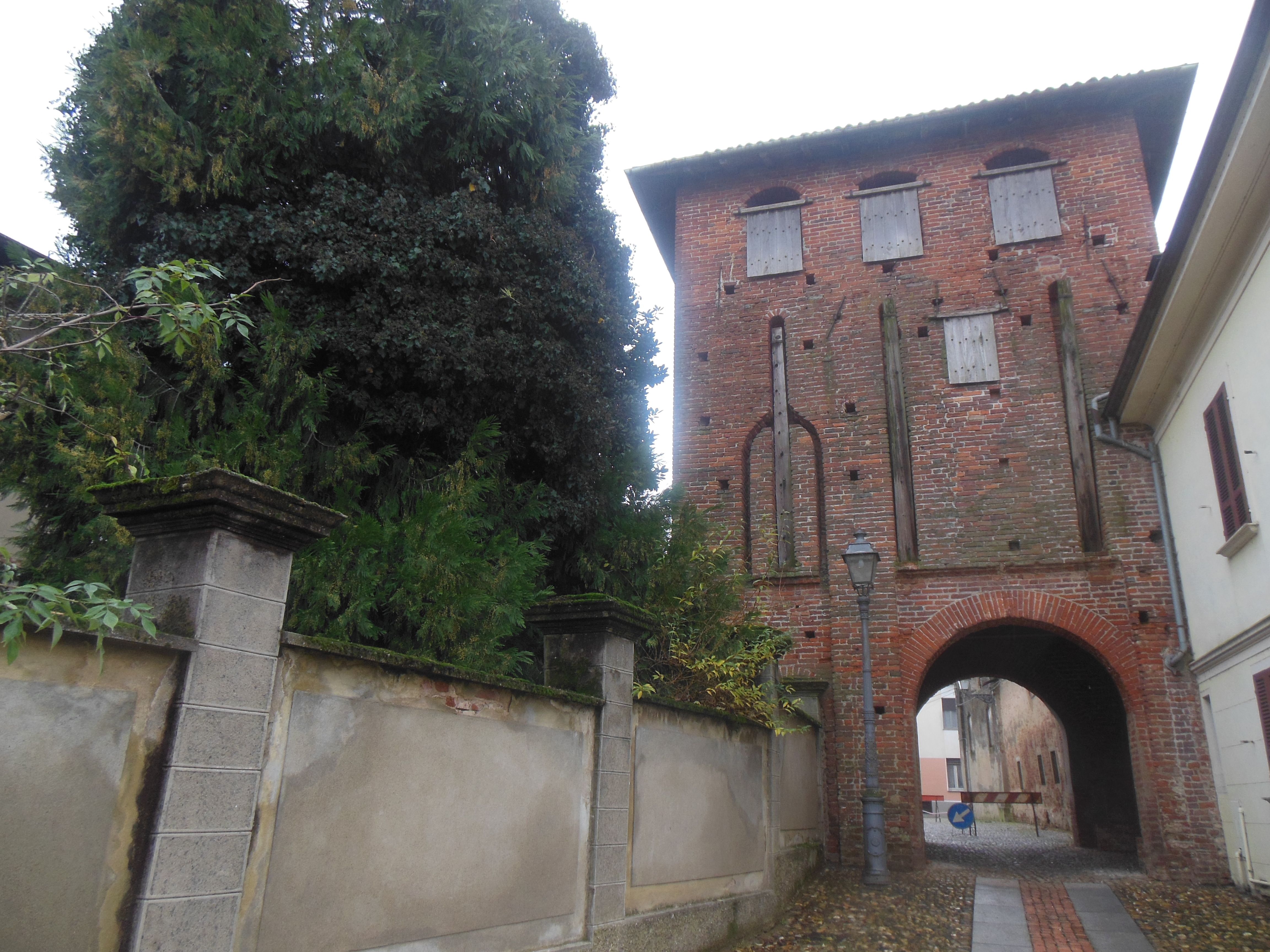 IL BORGO DI ROSASCO: LE TORRI, I PALAZZI E LE CHIESE