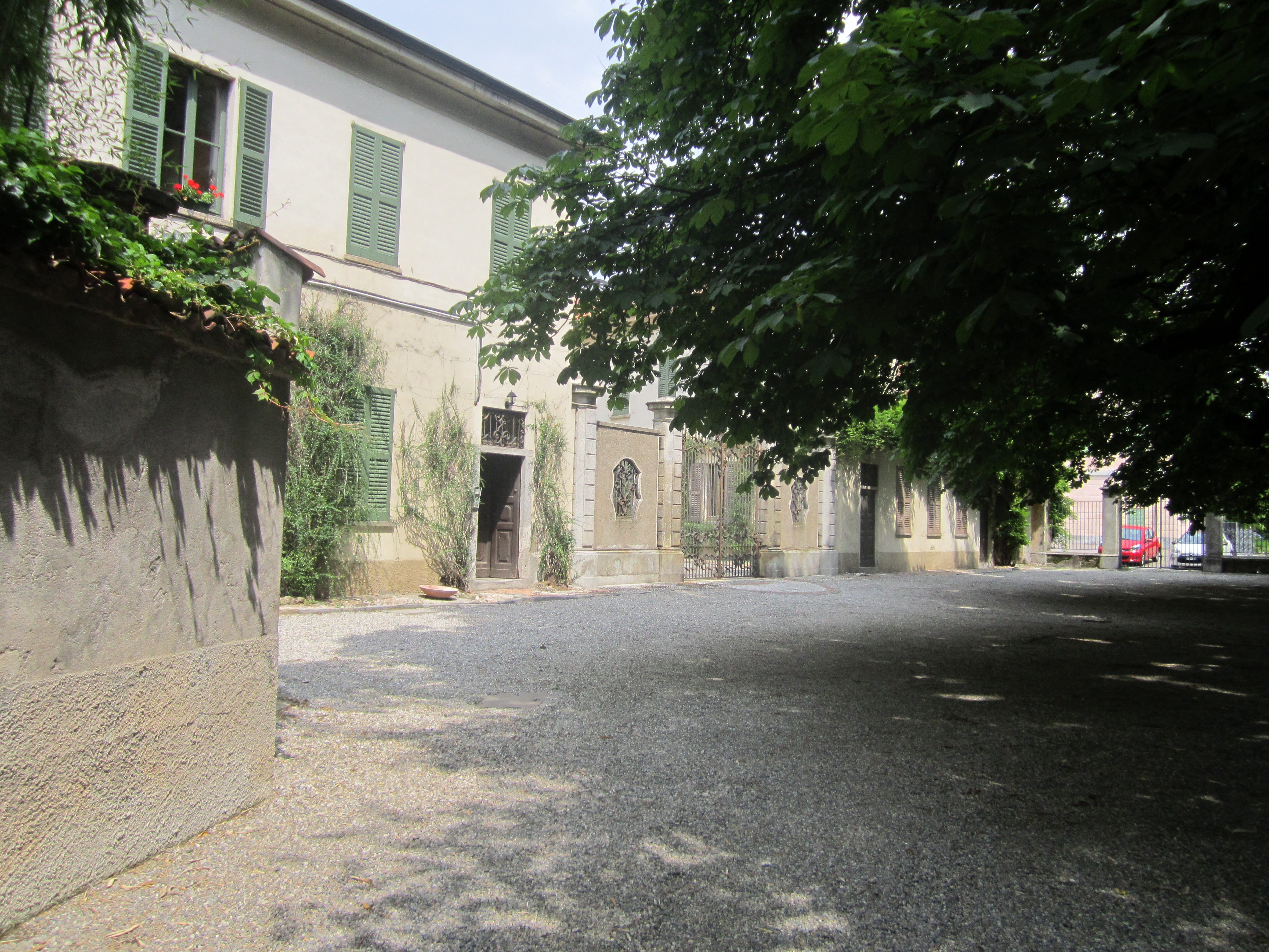 PARCO E CORTILI ESTERNI DI VILLA MOZZONI 