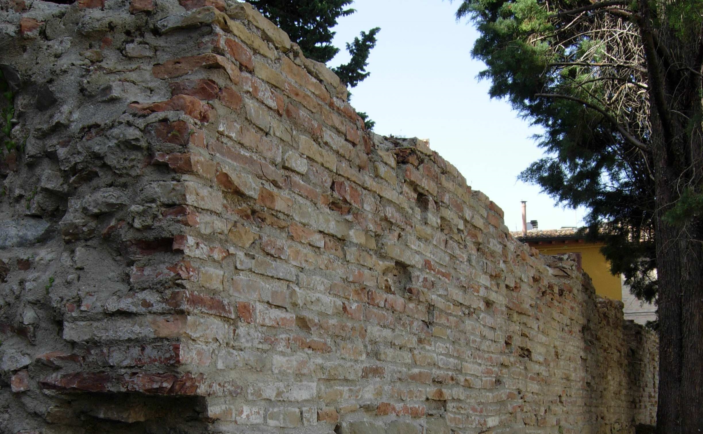 CAPANNA PICENA E MURA ROMANE 