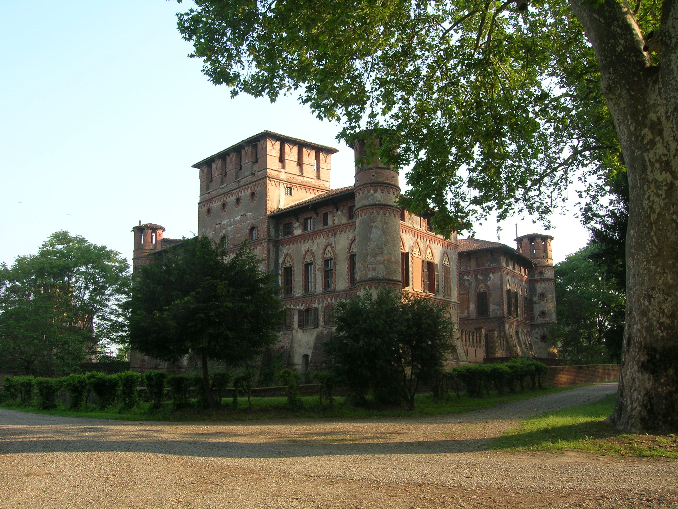 PIOVERA: IL CASTELLO, IL BORGO, LE BIOCOLTURE