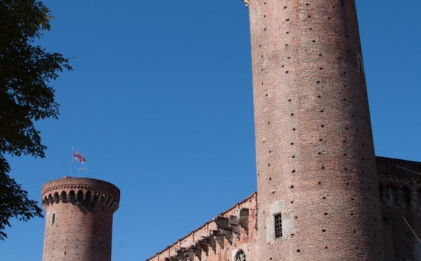 CASTELLO DELLE ROSSE TORRI E CHIOSTRO DEI CANONICI IN PIAZZA CASTELLO