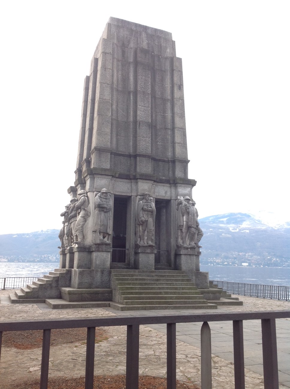 LUNGOLAGO  DI PALLANZA