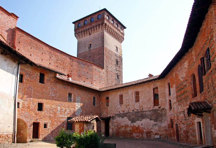 CASTELLO DI ROVASENDA - PROPRIETA' DEL COMUNE E IN PARTE PRIVATA