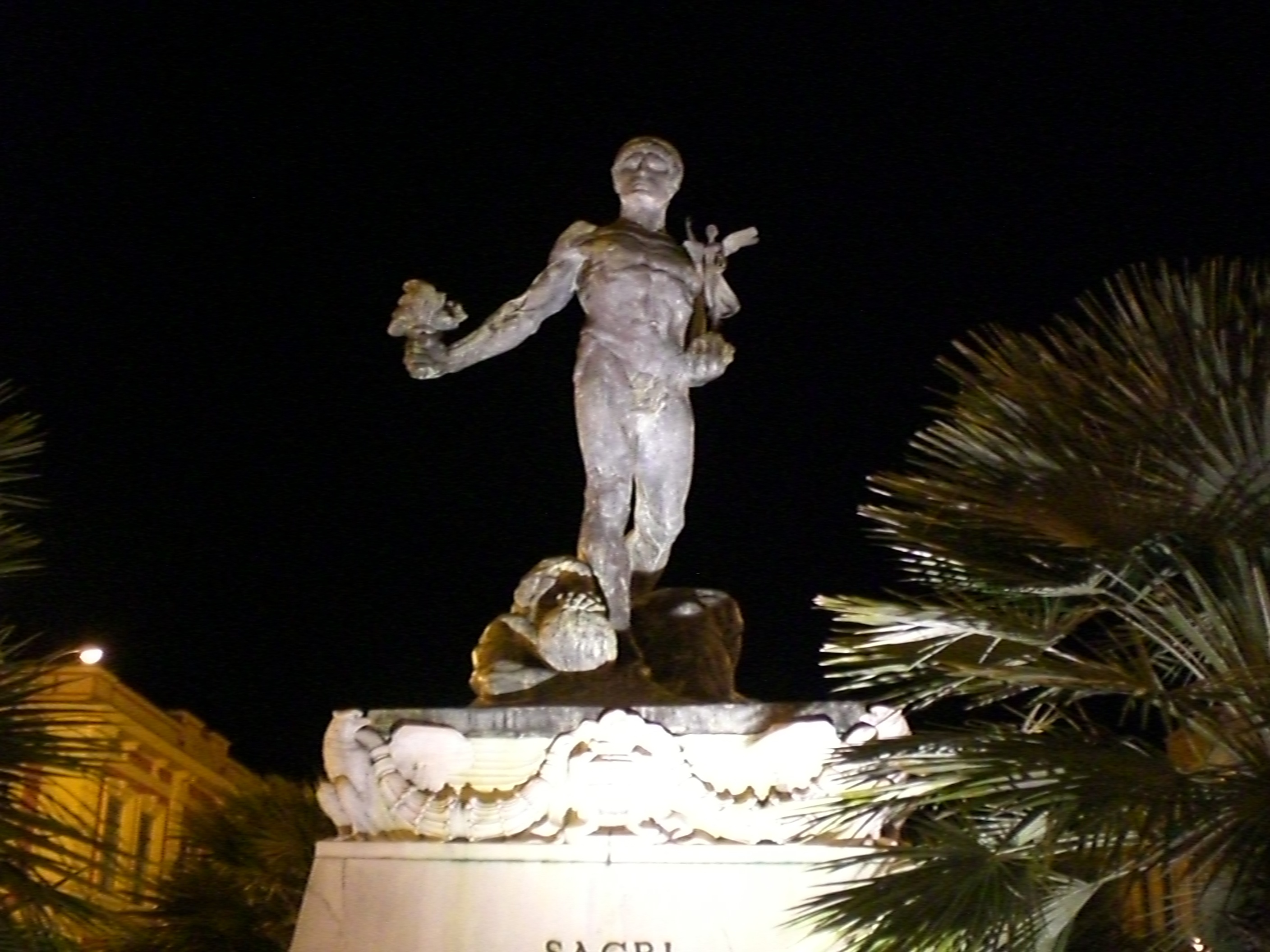 MONUMENTO AI CADUTI