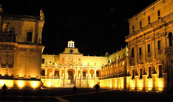 https://fai-platform.imgix.net/media/puglia/le/14580_piazza-duomo.jpg?auto=format%2Ccompress&crop=fit&h=800&w=1440