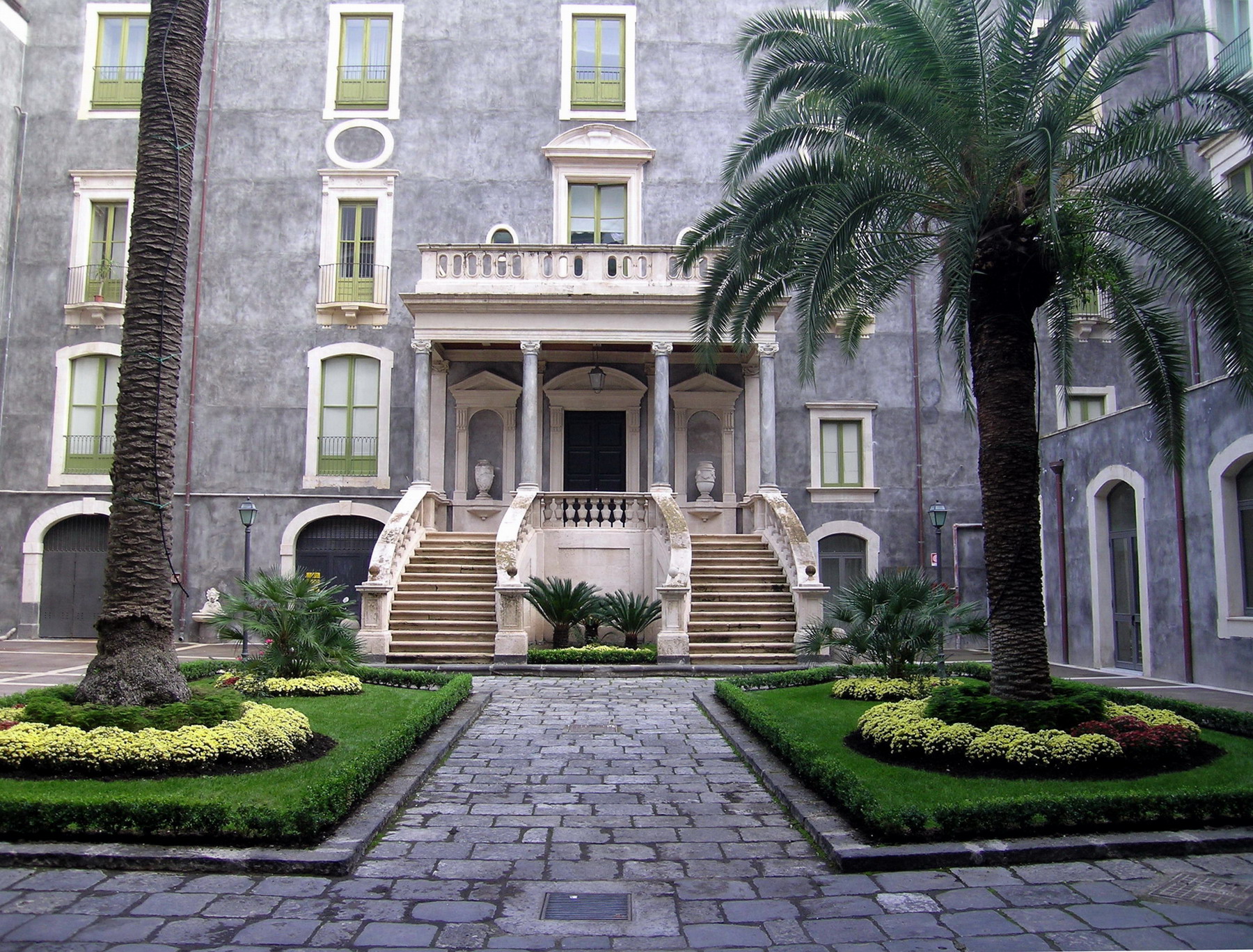 PALAZZO SAN GIULIANO (PROSPETTO PRINCIPALE E CORTE)