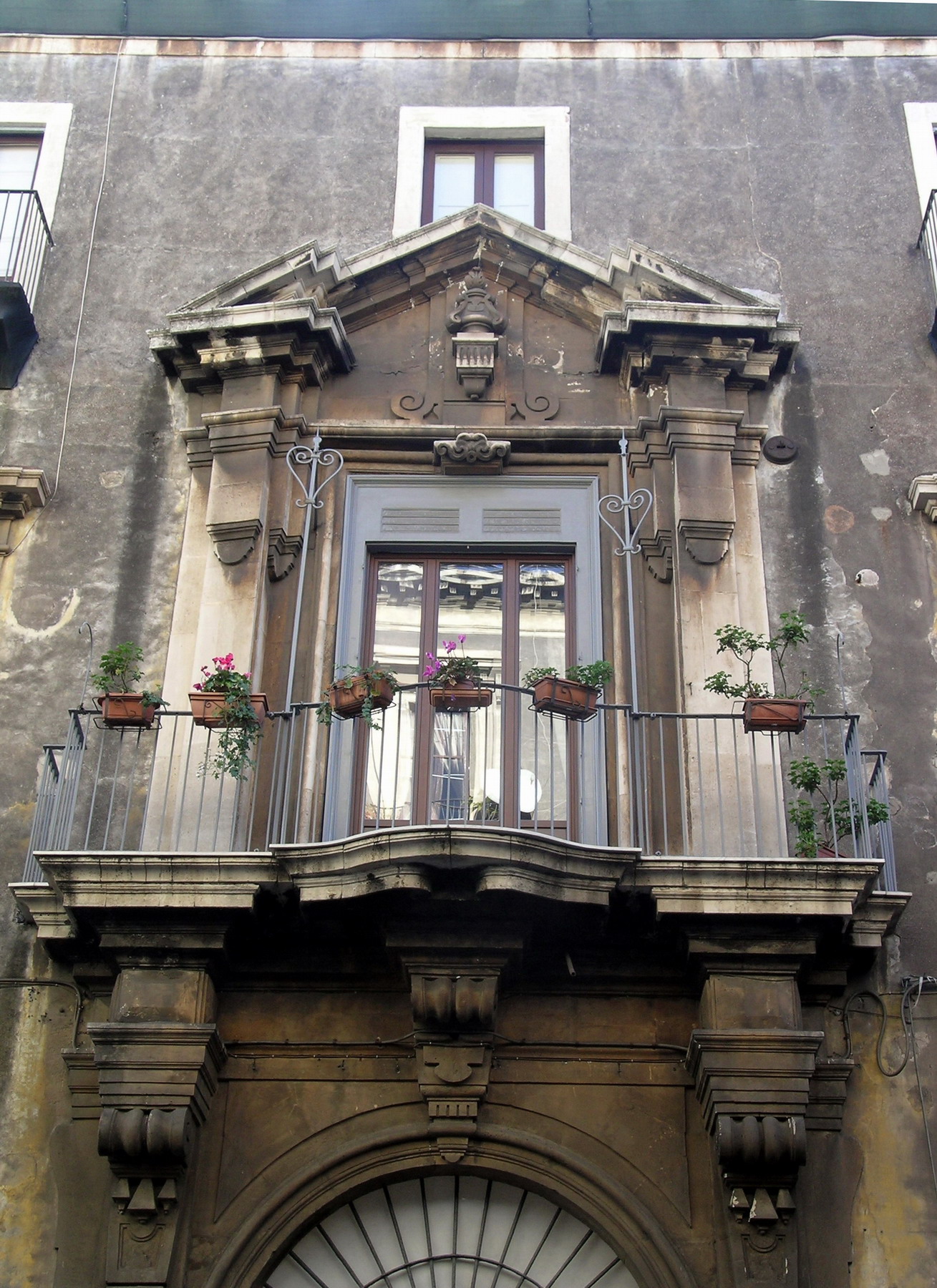 PALAZZO SERRAVALLE (ESTERNI E CORTE)