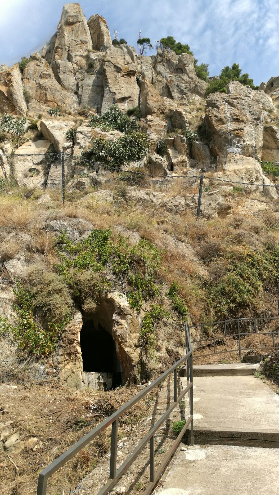 DIMORE  RUPESTRI SCAVATE NELLA ROCCA DEL CASTELLO MEDIEVALE DI NICOSIA