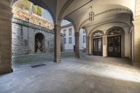 Cortile con Porticato