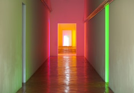 Varere Corridor illuminato dalle installazioni di Dan Flavin