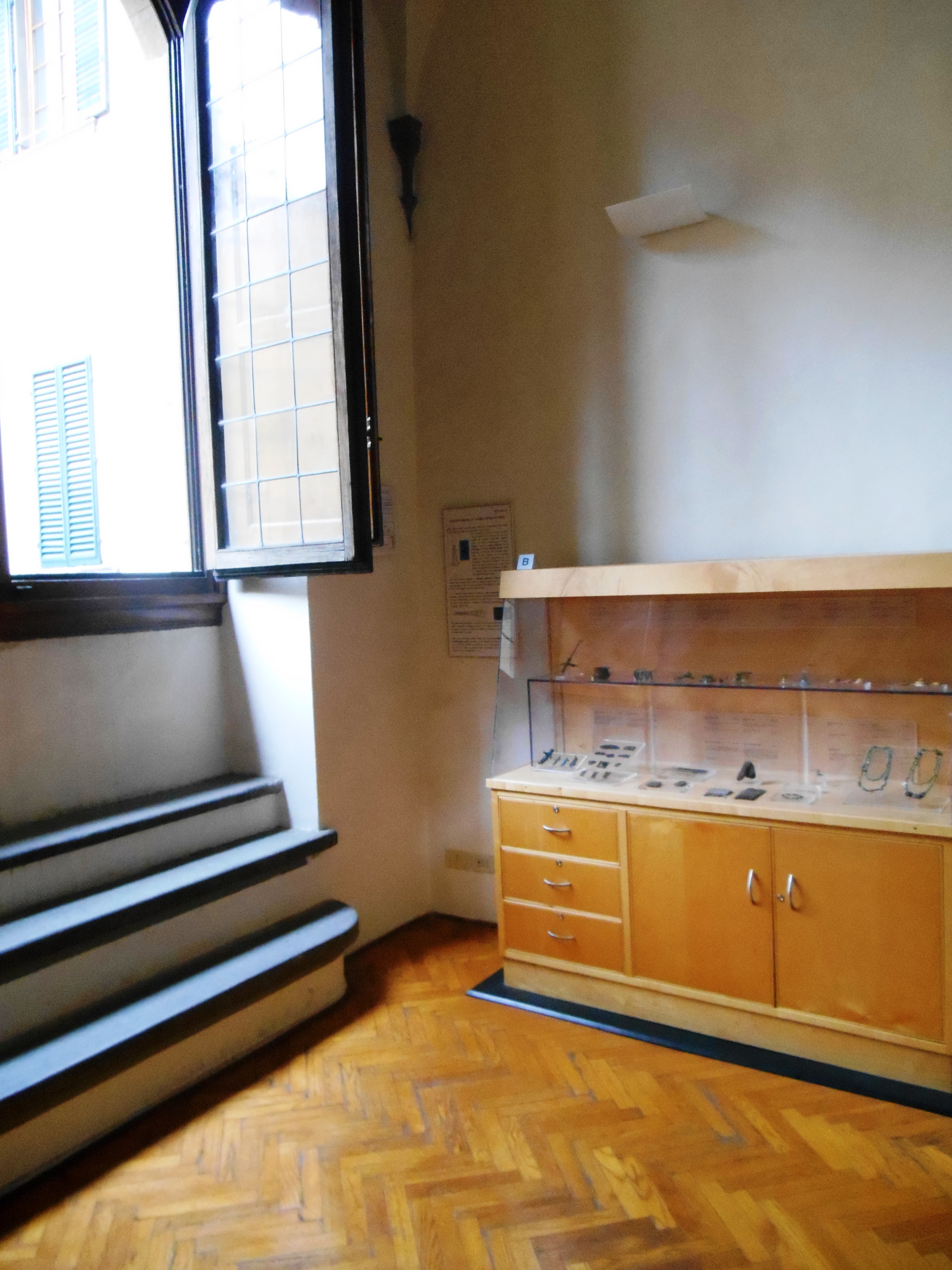 ISTITUTO PAPIROLOGICO “G.VITELLI”: AULA DI LEZIONE; BIBLIOTECA; MUSEO E REPERTI ARCHEOLOGICI | ph. F