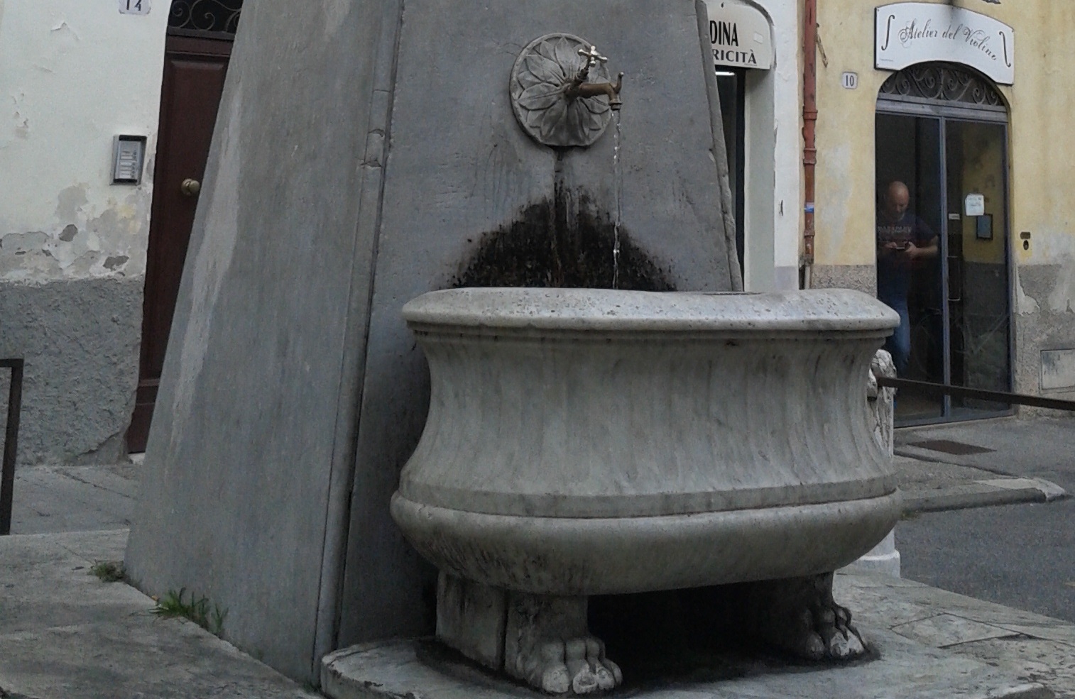 FONTANA DI VIA DEL GONFALONE