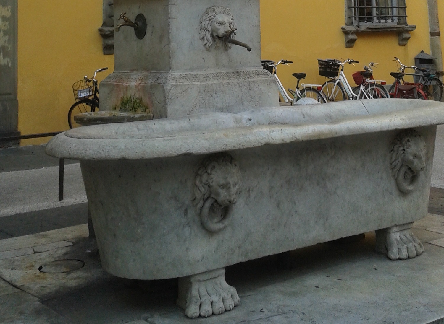 FONTANA DI PIAZZA SAN SALVATORE 