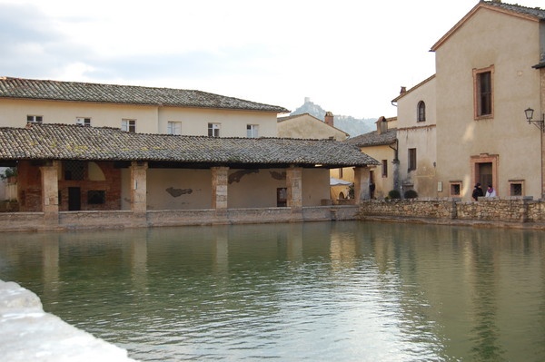 LA PISCINA DI BAGNO VIGNONI