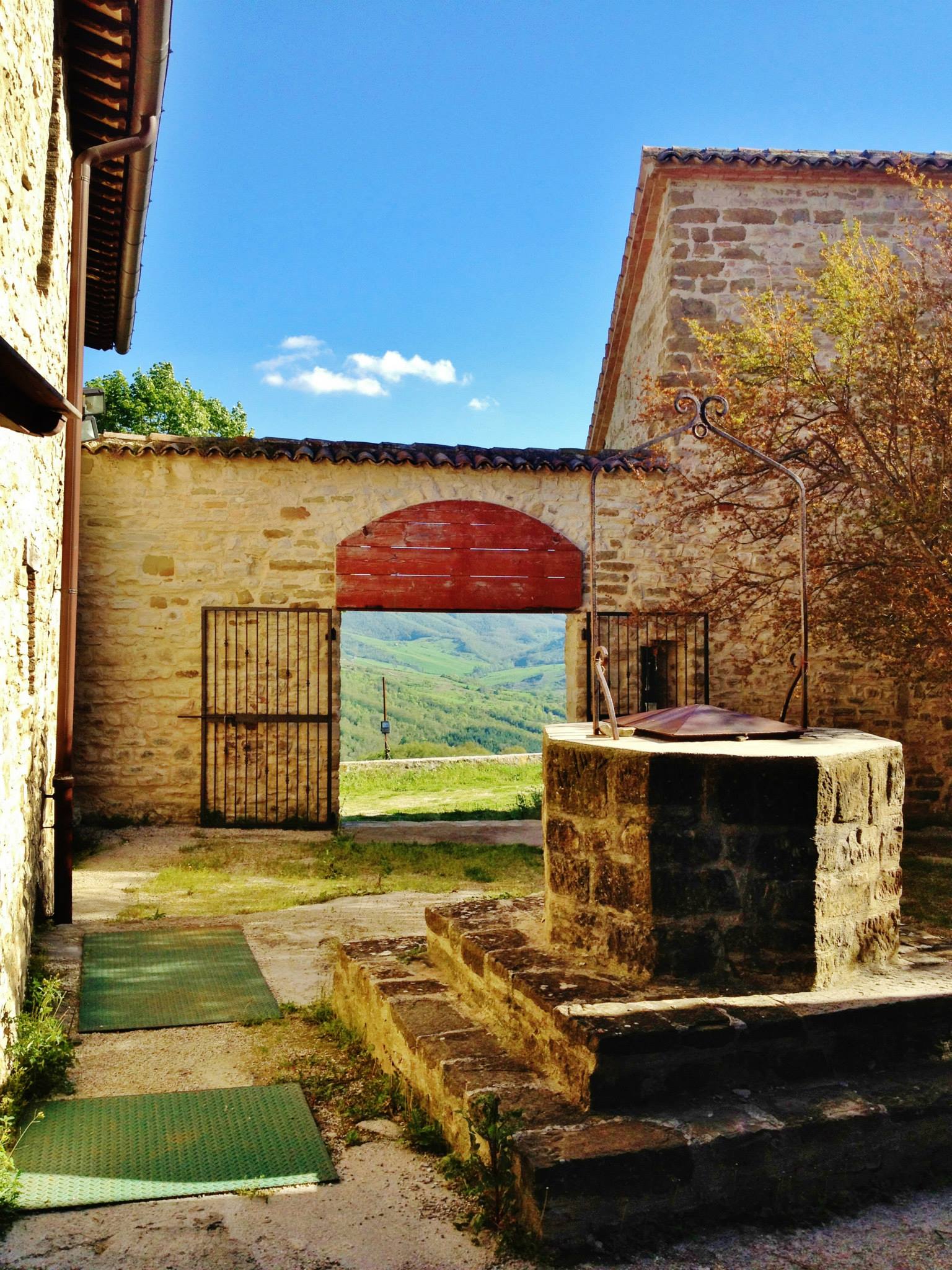 ABBAZIA DI SAN PIETRO E CASTELLO DI FRECCO