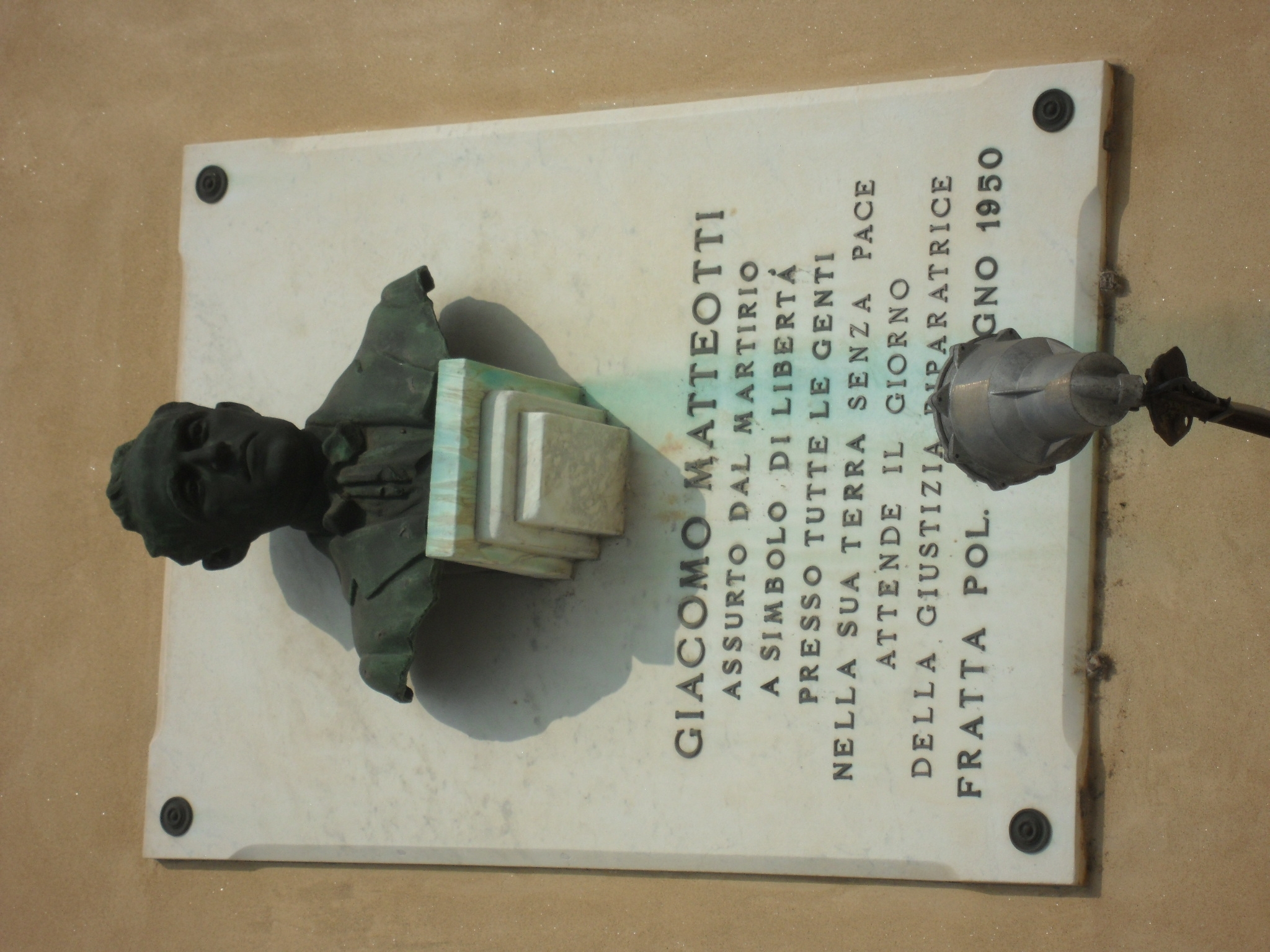 LOGGIA PORTICATA IN PIAZZETTA MARTIRI