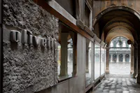 NEGOZIO OLIVETTI | ph. Alessandra Chemollo | © ORCH_chemollo Scorcio del Negozio da corte del Cavalletto, NEGOZIO OLIVETTI, VENEZIA