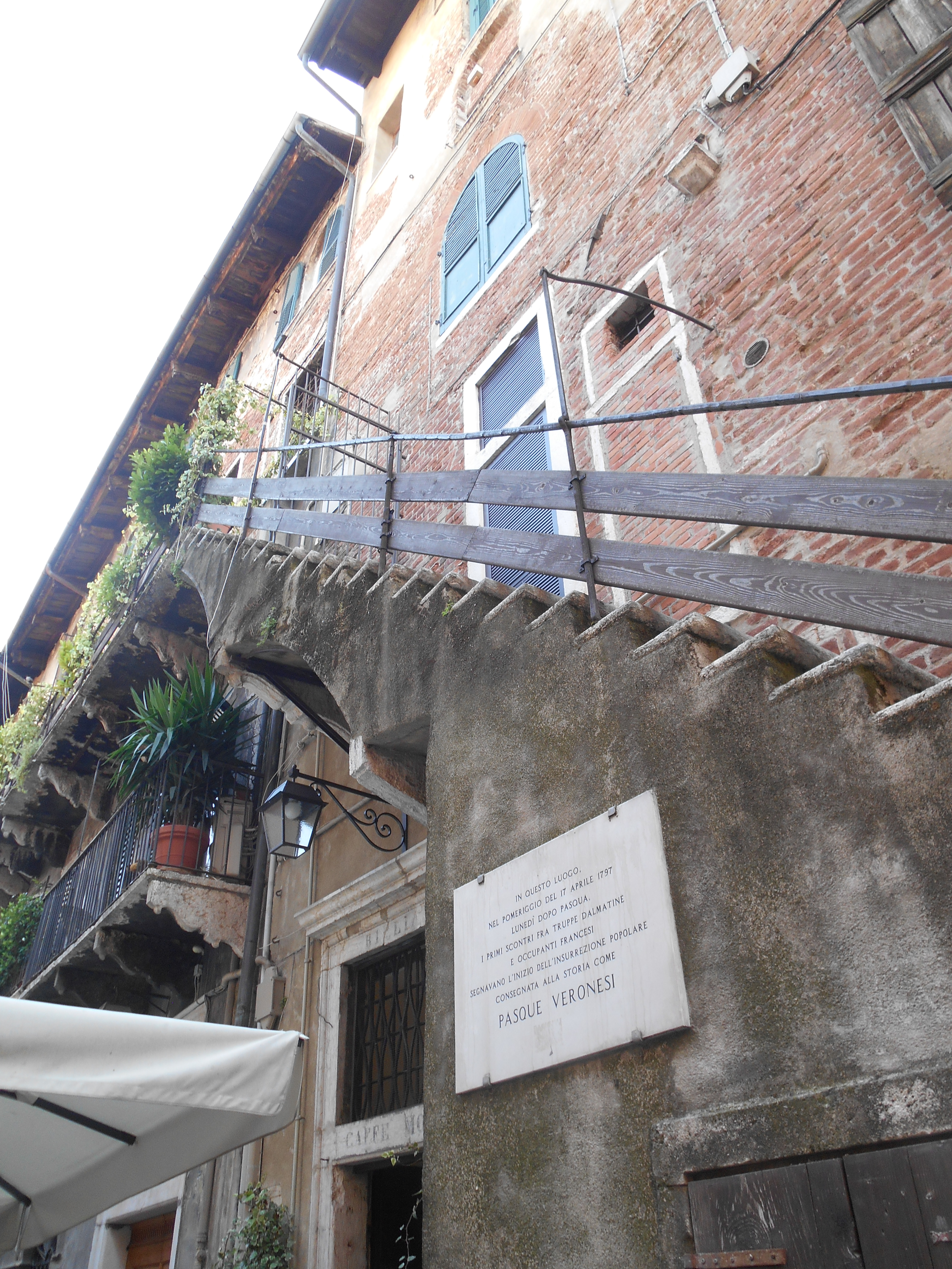 VOLTO BARBARO IN PIAZZA DANTE E ARCHE SCALIGERE