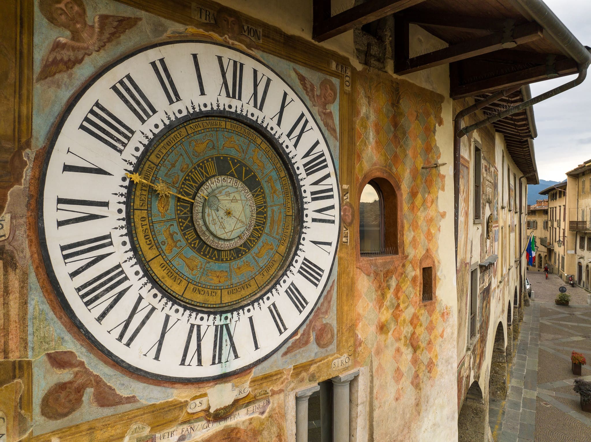MUNICIPIO DI CLUSONE E OROLOGIO ASTRONOMICO FANZAGO